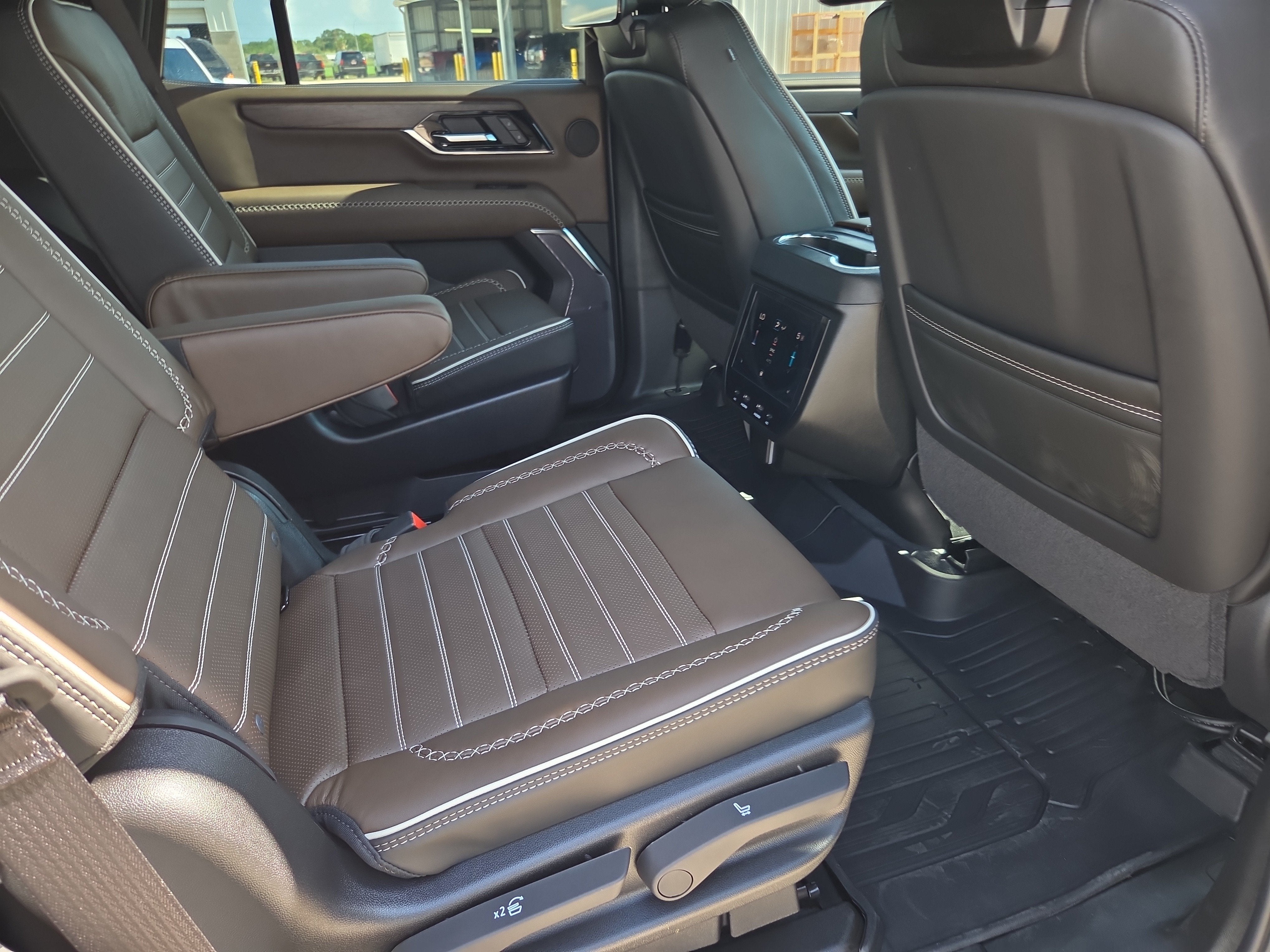 2027 GMC Yukon Denali Ultimate - Photo 11