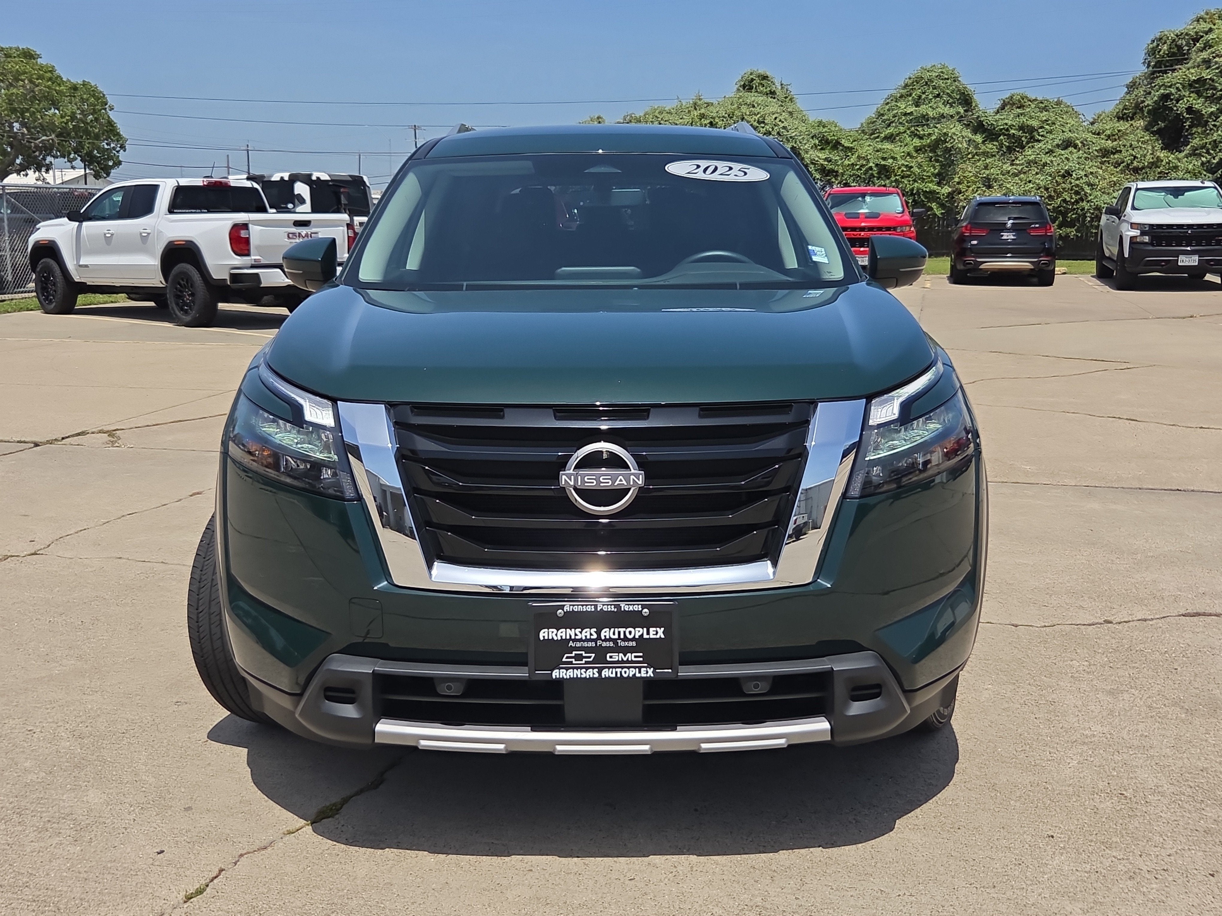 2025 Nissan Pathfinder SL