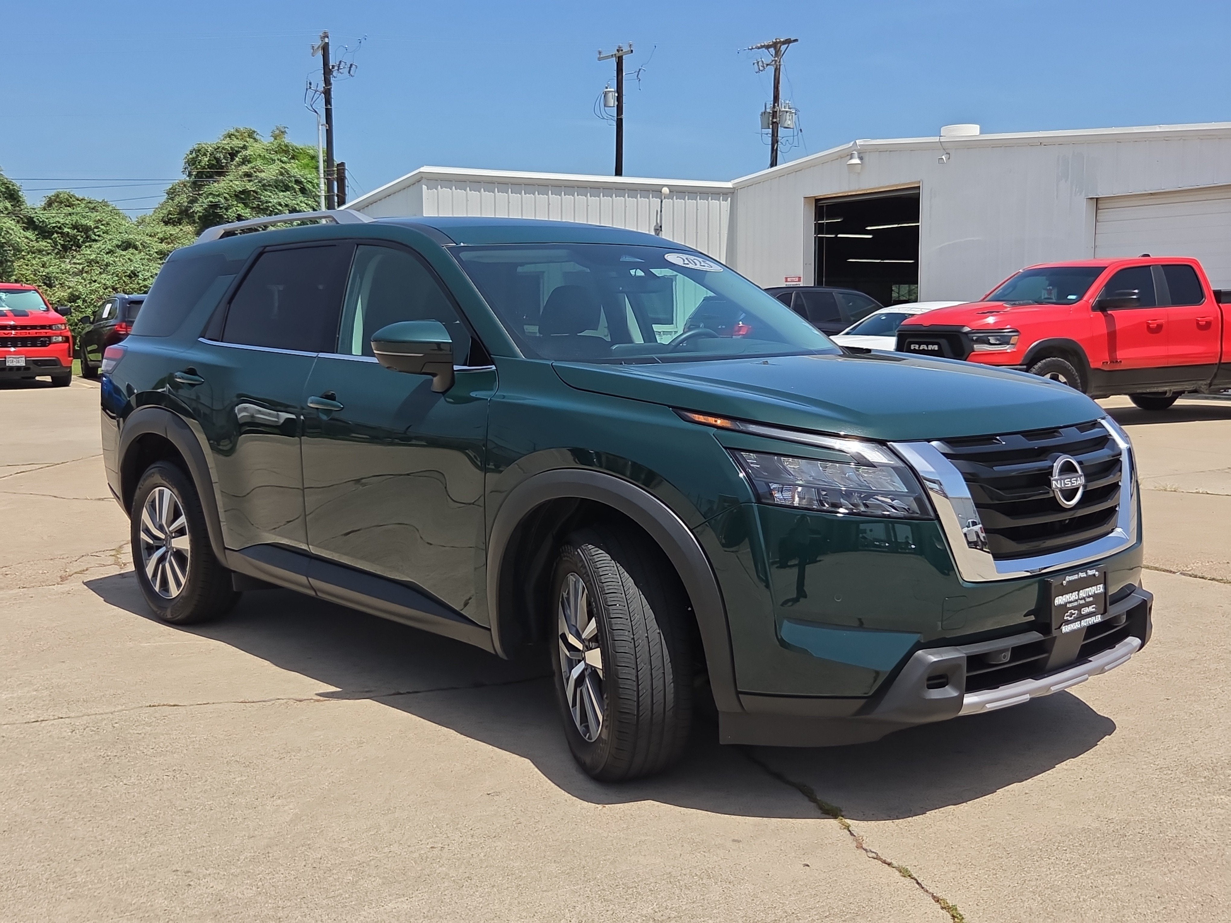2025 Nissan Pathfinder SL