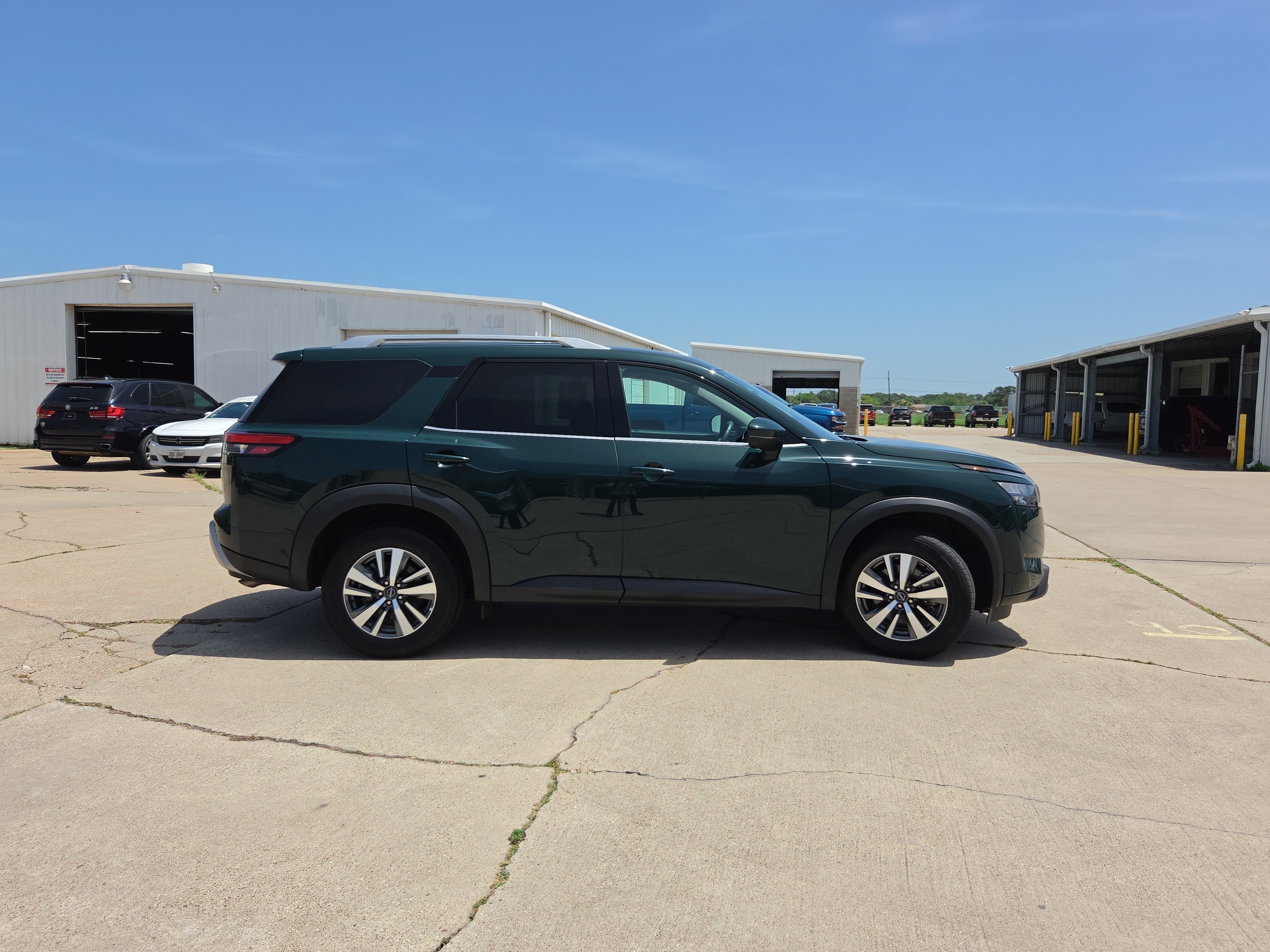 2025 Nissan Pathfinder SL