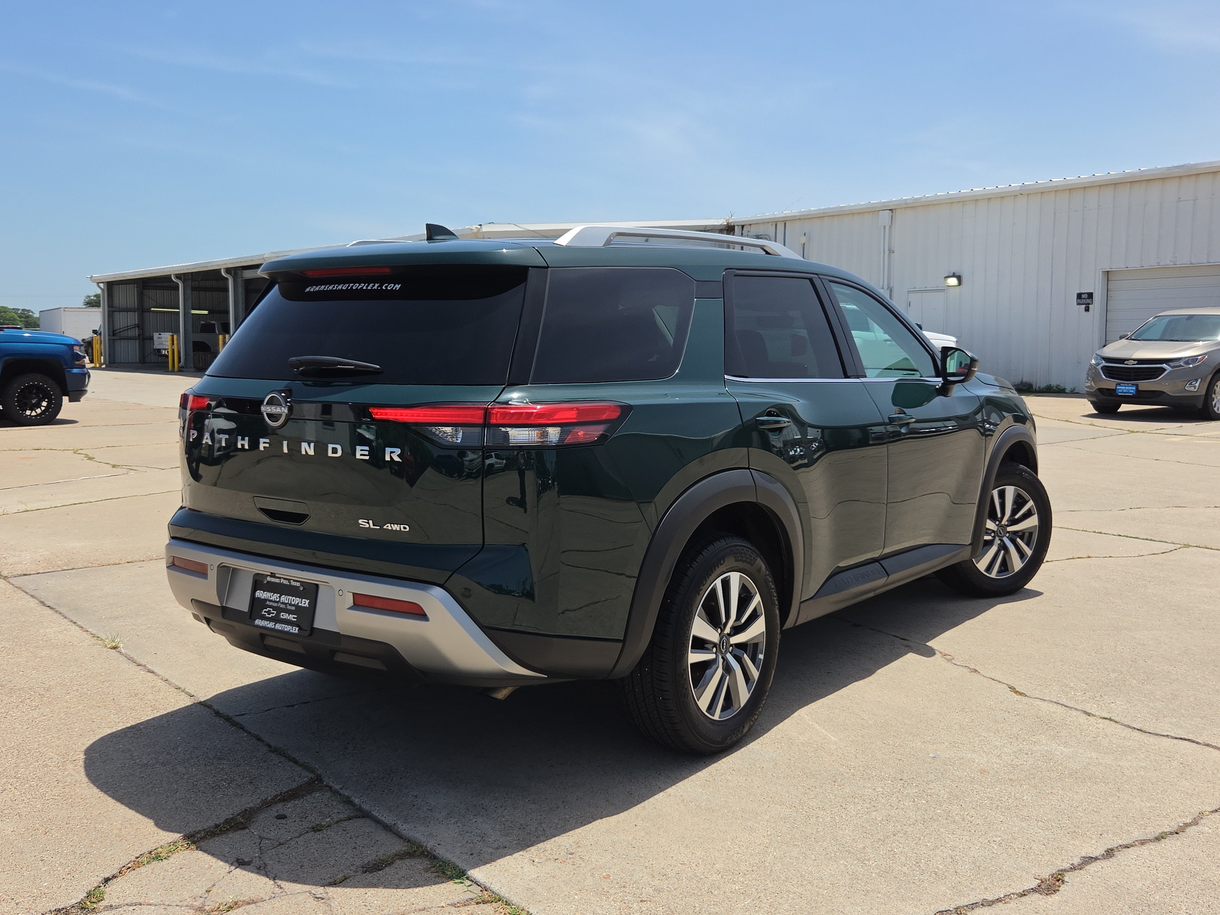 2025 Nissan Pathfinder SL