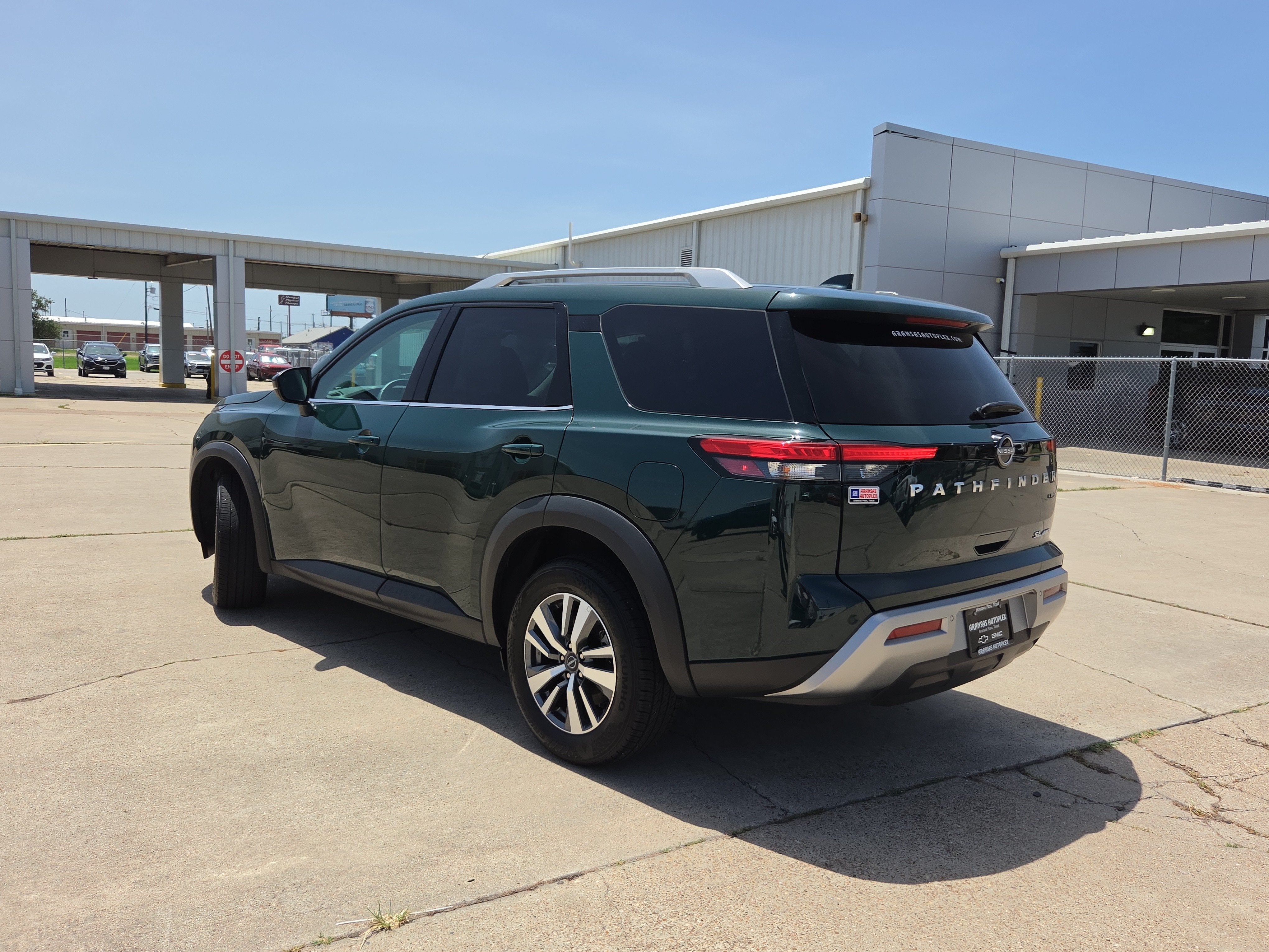 2025 Nissan Pathfinder SL