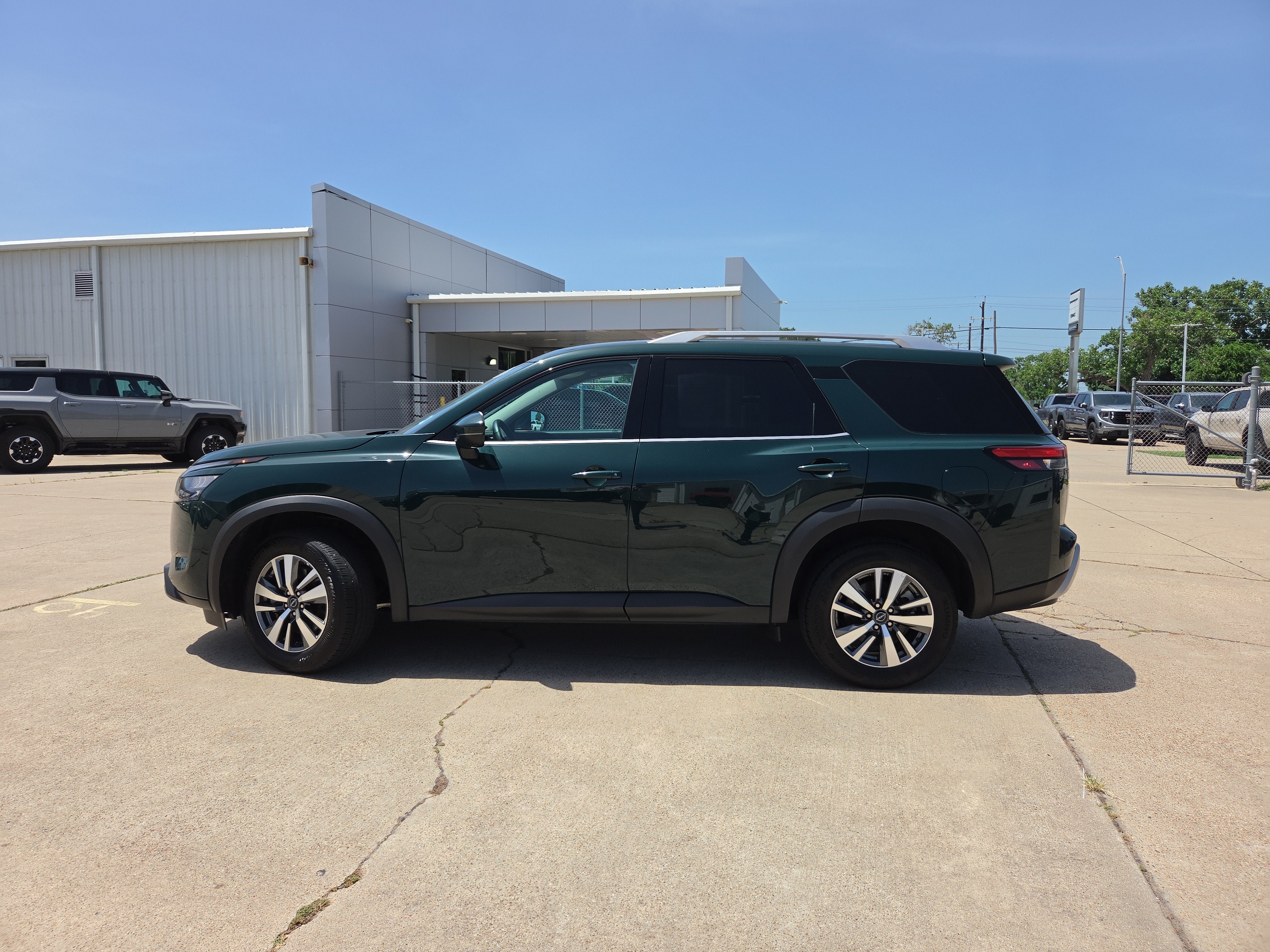2025 Nissan Pathfinder SL